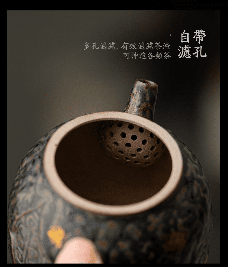 空寂老岩泥容山茶壺，南山居手工柴燒紫砂壺細節，壺內設有專業球孔濾網，能精準過濾細碎茶渣，確保茶湯清澈透亮。