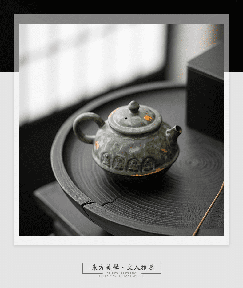 空寂老岩泥敦煌茶壺，南山居禪意手工紫砂壺，壺身雕刻佛像浮雕，釉色古樸自然，置於原木茶盤之上。
