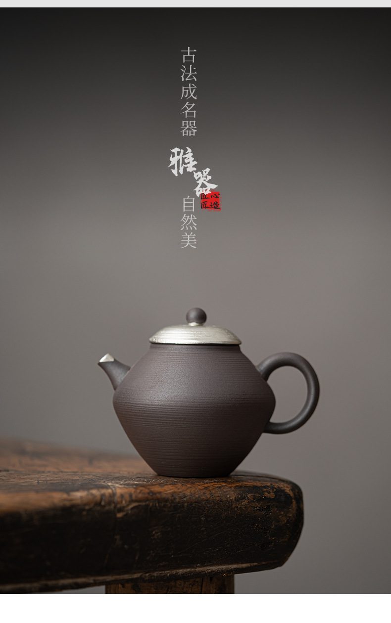 空寂老岩泥明淨茶壺，南山居黑泥銀蓋手工茶壺，壺身呈現古樸拉絲紋理，結合金屬質感壺蓋，展現極致禪意美學。