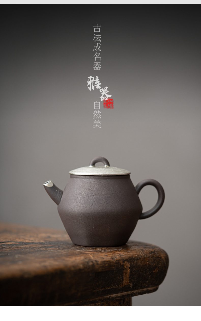 空寂老岩泥古風茶壺,南山居手工紫砂壺,壺身呈現洗練簡約的幾何線條,搭配精緻銀質壺蓋,展現內斂的茶道美學。