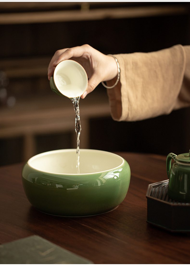 青璃釉寬博茶洗，南山居精緻陶瓷茶洗，釉色溫潤如玉，杯中清水注入茶洗，體現茶席間的優雅儀式感。