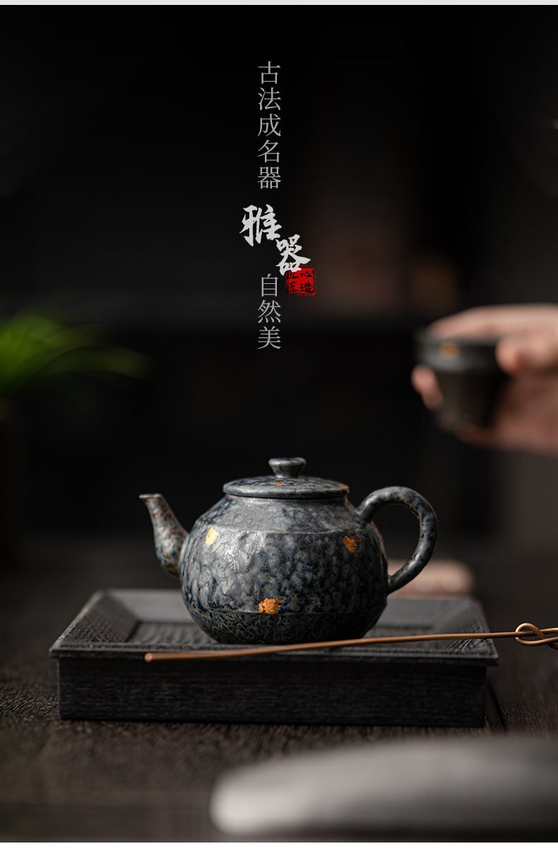 空寂老岩泥流年茶壺，南山居手工柴燒質感茶壺，壺身釉色斑斕點綴金箔，展現古樸雅緻的禪意茶器美學。