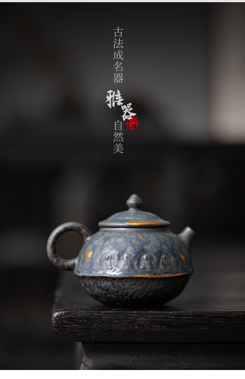 空寂老岩泥敦煌茶壺，南山居手工柴燒紫砂壺，藍色窯變釉色古樸自然，壺身刻飾細膩，呈現獨特禪意美學。