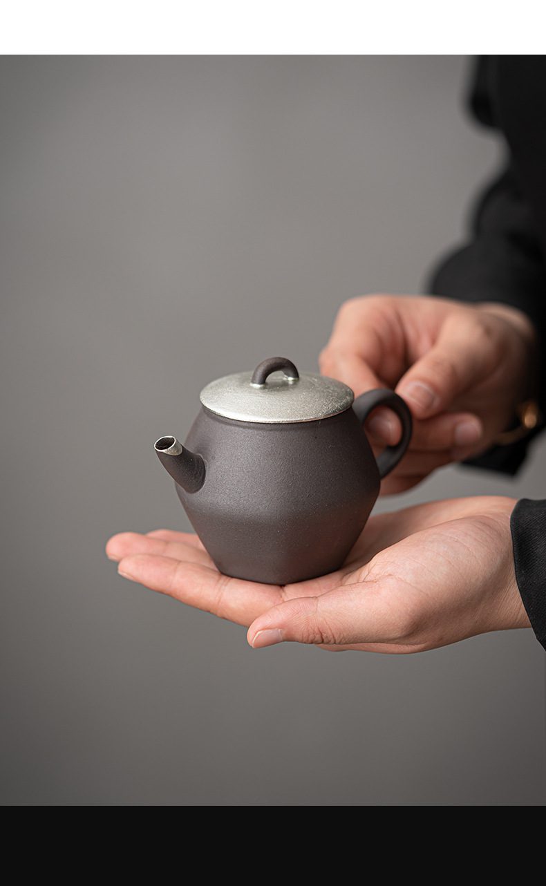 空寂老岩泥古風茶壺,南山居手工紫砂小品壺,壺身古樸雅緻,配以精緻錫蓋,盡顯禪意茶韻。