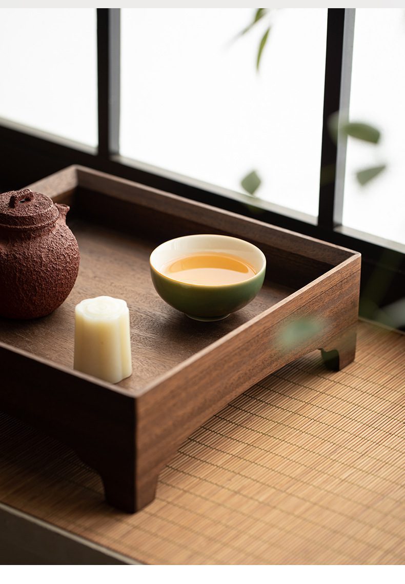 青璃釉日式主人杯，南山居粗陶茶壺與青瓷茶杯，放置於原木茶盤上，呈現出靜謐禪意的品茗氛圍。