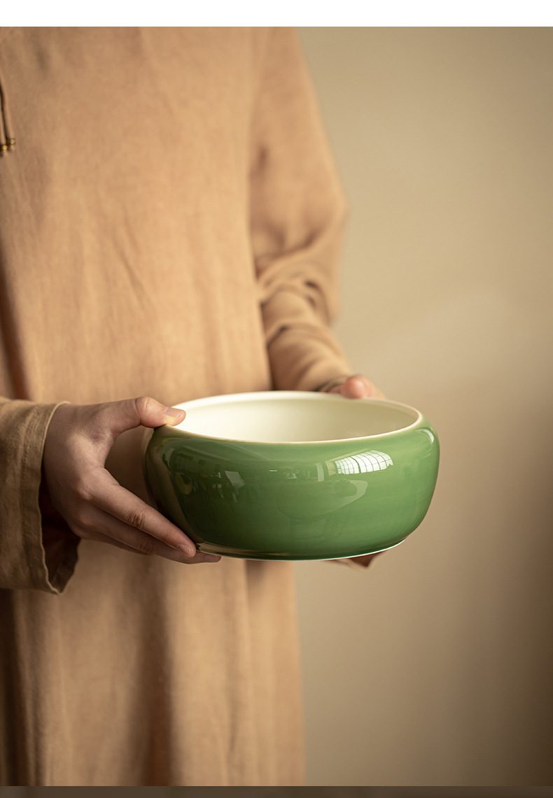 青璃釉寬博茶洗，南山居手工製作陶瓷建水，翠綠釉色溫潤雅緻，器型圓潤大方，適合茶道空間使用。
