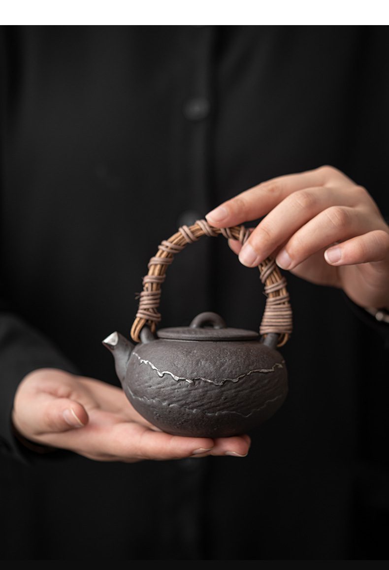 空寂老岩泥慕古提樑壺，南山居手工粗陶提梁壺，壺身質感古樸厚重，精緻銀飾點綴，展現禪意與職人手作工藝。