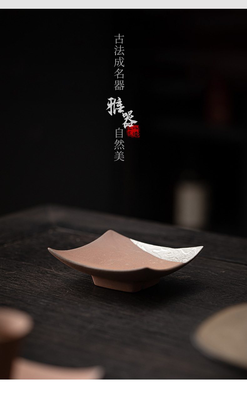 空寂老岩泥瓦片杯墊，南山居手工紫砂茶托，方形捲邊造型，融合金屬質感裝飾，簡約優雅，展現禪意茶席美學。