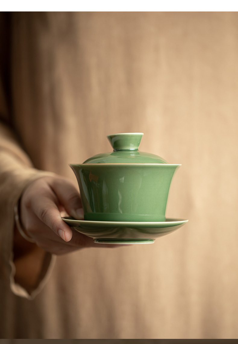 青璃寬格三才蓋碗,南山居手工青瓷蓋碗,釉色溫潤如玉,造型簡約典雅,是品茗愛好者不可或缺的專業茶具。