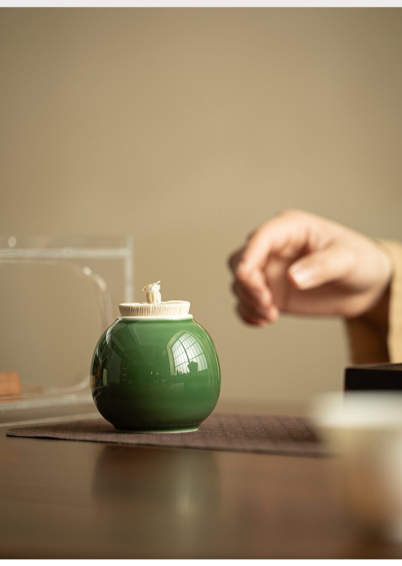 青璃釉玉米包殼塞茶葉罐，南山居墨綠色圓潤瓷製茶葉罐，釉色晶瑩剔透，搭配精緻編織罐蓋，展現極簡禪意美學。