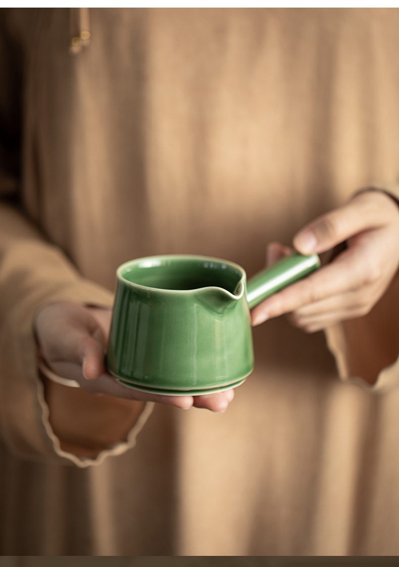 青璃釉無由公道杯,南山居手工側把茶海,翠綠釉色溫潤透亮,器型簡約古樸,展現極致禪意美學。