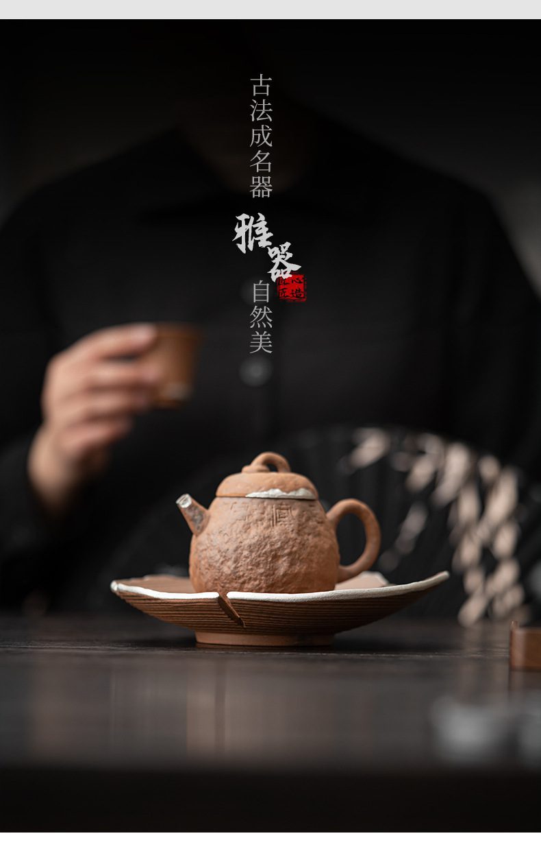 空寂老岩泥禪木壺承，南山居手工粗陶茶壺，壺身岩石肌理質感獨特，搭配精緻茶托，展現樸實深邃的東方茶道美學。