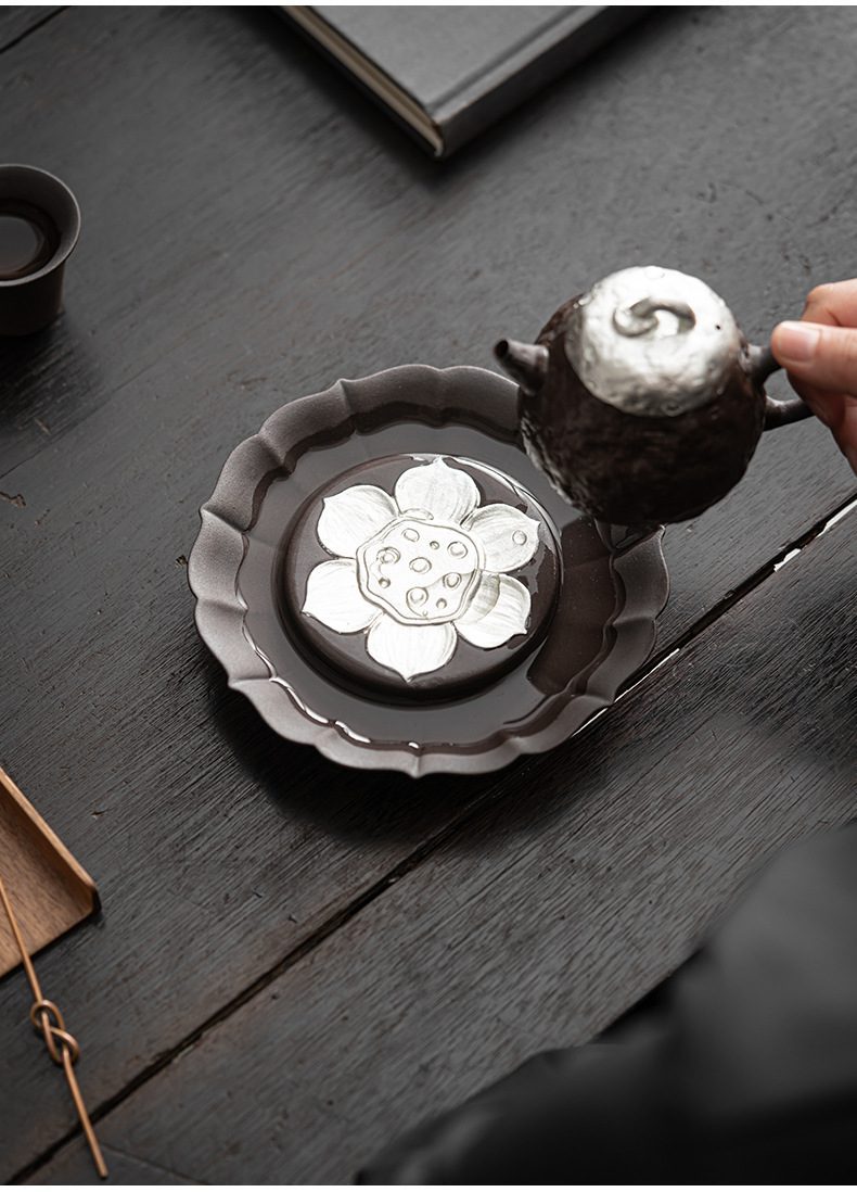 空寂老岩泥芳蓮壺承，南山居手工打造黑陶銀鑲嵌荷花茶盤，盤面蓮花紋理生動，展現禪意茶桌美學。
