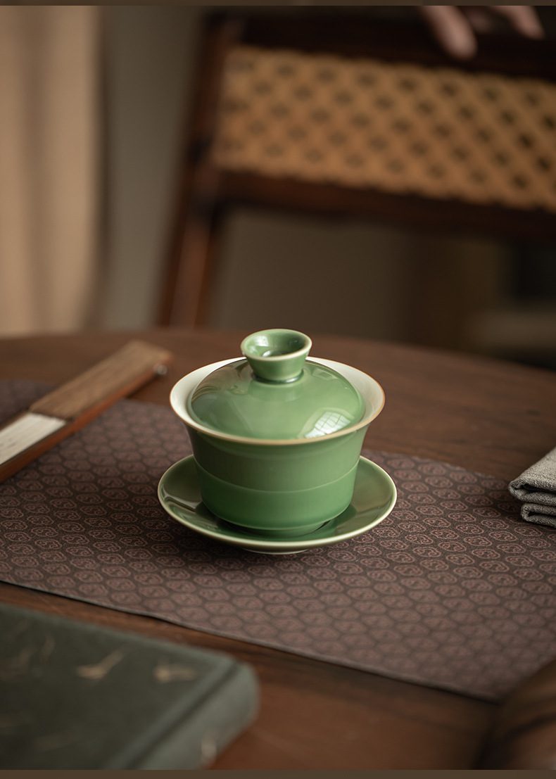 青璃寬格三才蓋碗,南山居青瓷蓋碗茶具,釉色溫潤如玉,簡約禪意設計,展現東方雅緻品茗美學。