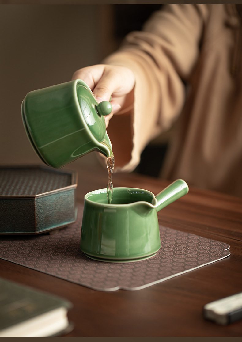 青璃釉無由公道杯,南山居青瓷側把壺與公道杯,釉色溫潤如玉,注茶間展現東方雅緻禪意與精湛手工工藝。