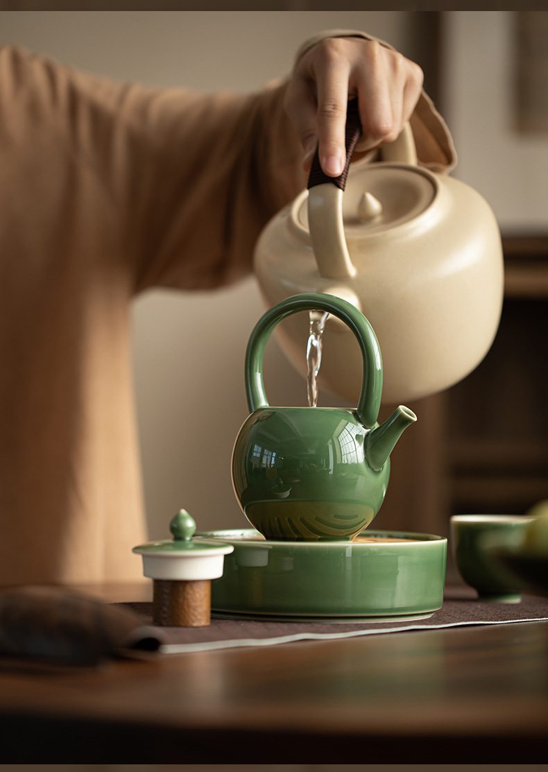 青璃釉圓月茶壺，南山居精緻陶瓷提樑壺，翠綠釉色溫潤透亮，展現禪意茶道氛圍，沖泡過程優雅流暢。