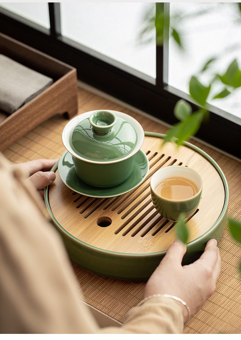 青璃寬格三才蓋碗,南山居青瓷蓋碗與禪意茶盤,釉色溫潤透亮,展現東方雅緻品茗生活美學。