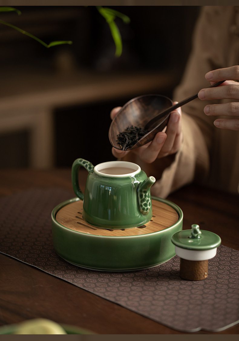 青璃釉枯石手執茶壺，南山居青瓷禪意茶具組，特色釉色溫潤雅緻，壺身綴以精緻手繪斑點，展現東方美學生活質感。