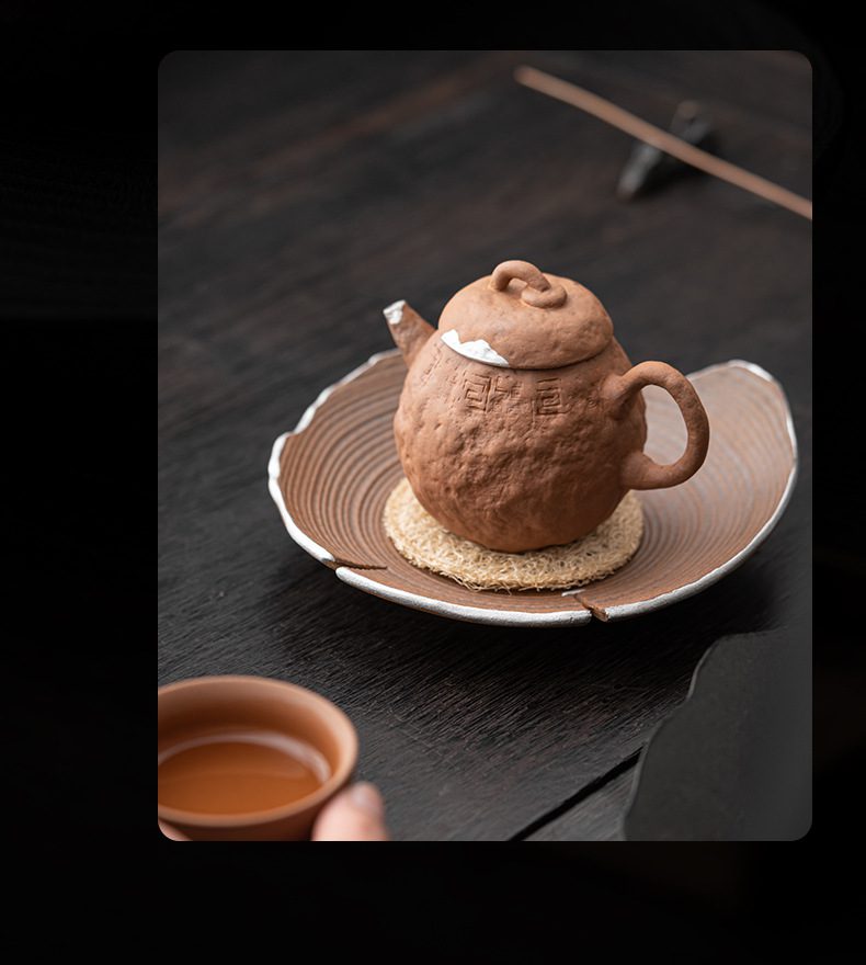 空寂老岩泥回紋茶壺，南山居手工粗陶茶壺，壺身岩石肌理設計，搭配銀邊金繕工藝茶盤，呈現沉穩古樸的禪意茶器美學。