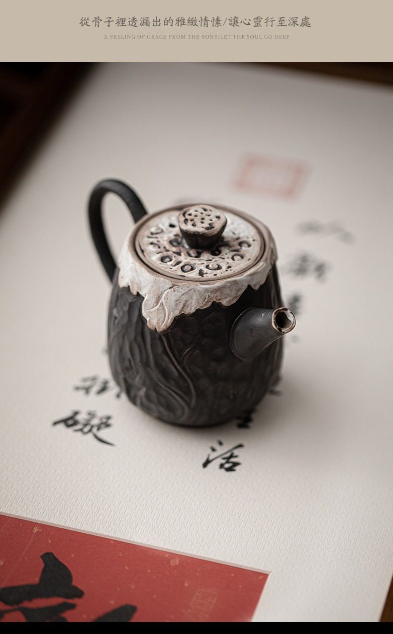 侘寂風香蓮正把茶壺，南山居手工粗陶茶壺，壺身雕刻蓮蓬紋理，蓋紐為精緻蓮蓬造型，展現古樸禪意風格的實用藝術品。