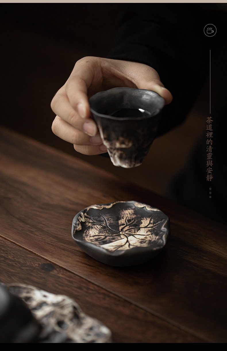 侘寂風蓋置，南山居手工柴燒荷葉茶盞與茶托，古樸粗獷質感，展現禪意茶道美學的匠心之作。