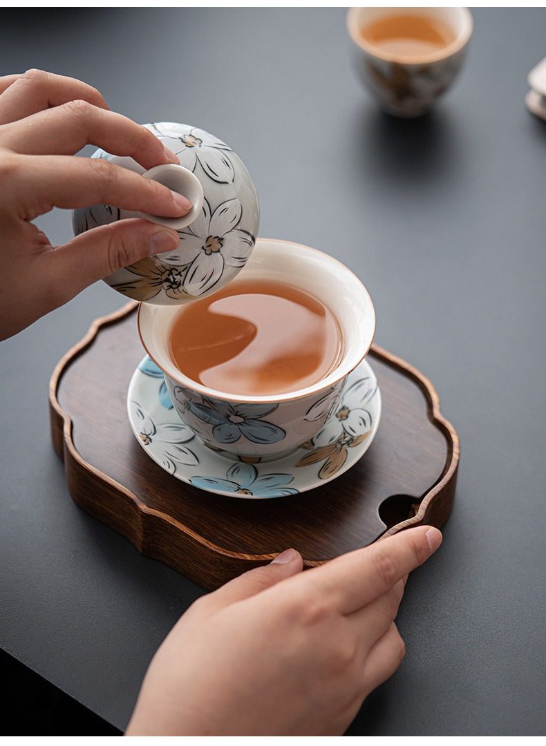 漫花圓融蓋碗，南山居手繪花卉陶瓷蓋碗，杯蓋開合間茶香四溢，搭配質感木製茶盤，展現優雅茶道美學。