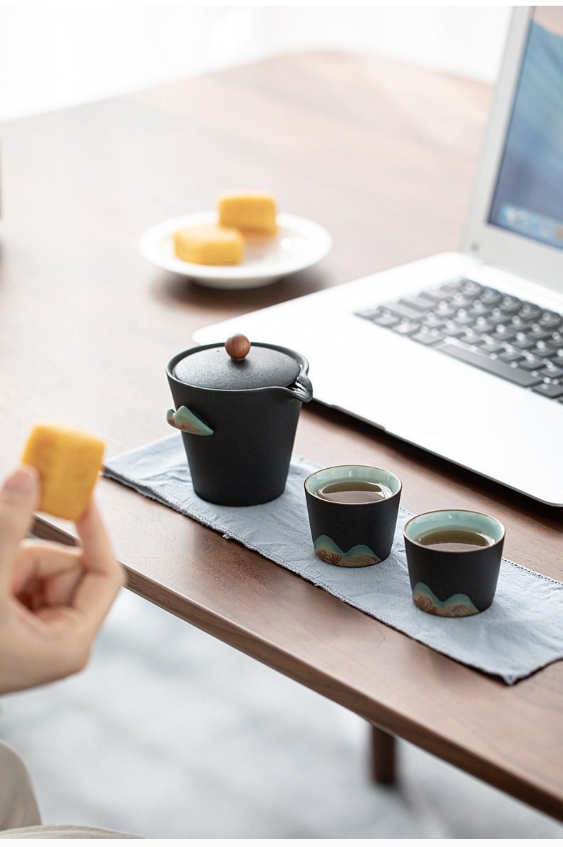 黑陶遠山山趣旅行茶具組，南山居黑陶快客杯，壺身雕刻青山意象，搭配同系列茶杯，展現現代簡約茶具之美。