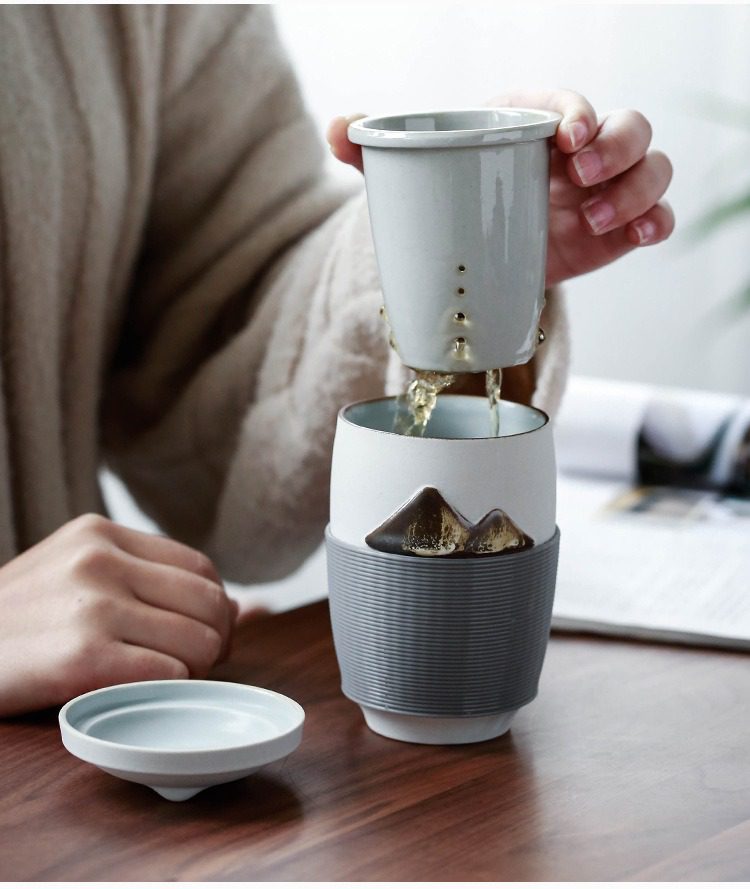 黑陶遠山辦公馬克杯，南山居日式禪意濾茶杯，結合立體山形浮雕與防燙設計，細膩陶藝展現極簡東方美學。