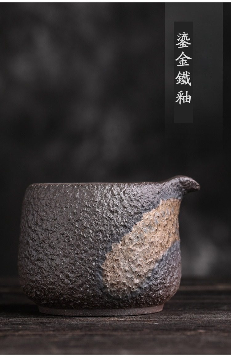 古早燒黑檀側把公道杯，南山居鎏金鐵釉茶海，粗獷岩石肌理結合金屬質感釉面，呈現古樸禪意風格的專業手工茶具。
