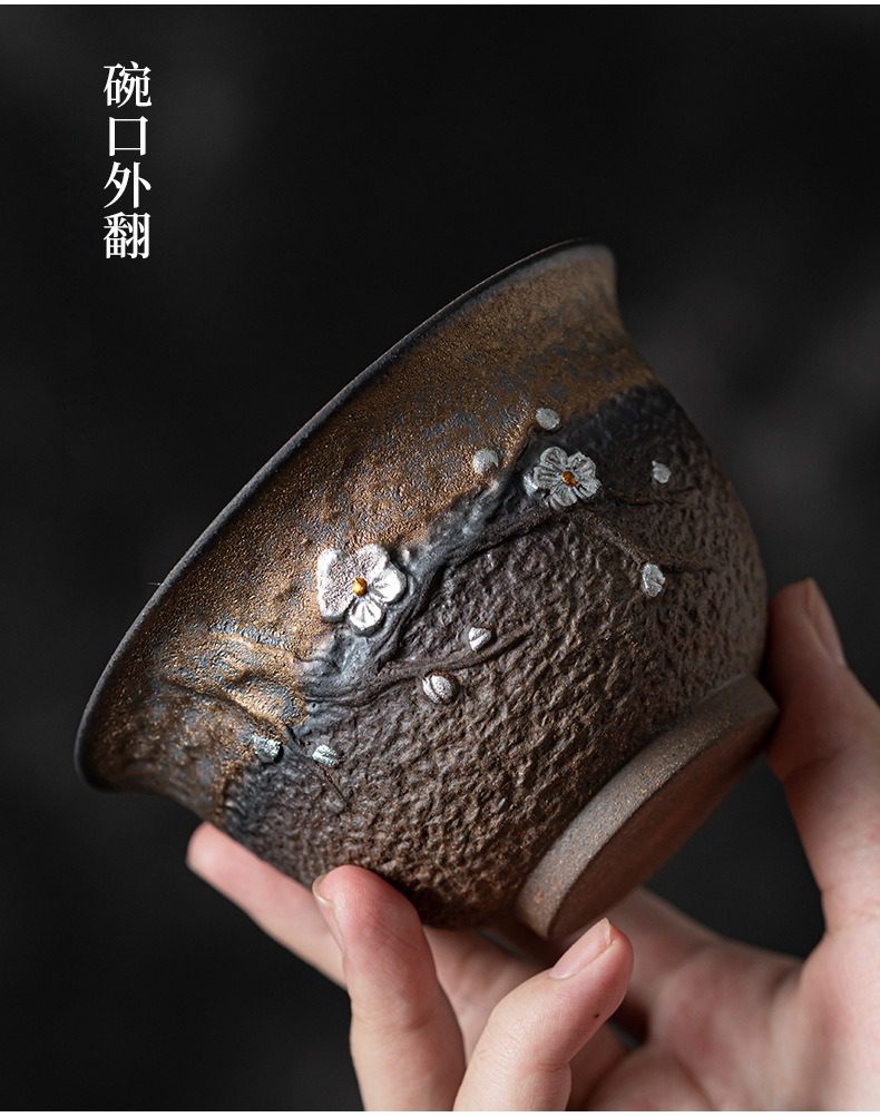 古早燒銀梅蓋碗，南山居手工柴燒梅花茶杯，杯口外翻設計，粗獷陶土紋理浮雕銀色梅花，質感古樸優雅。