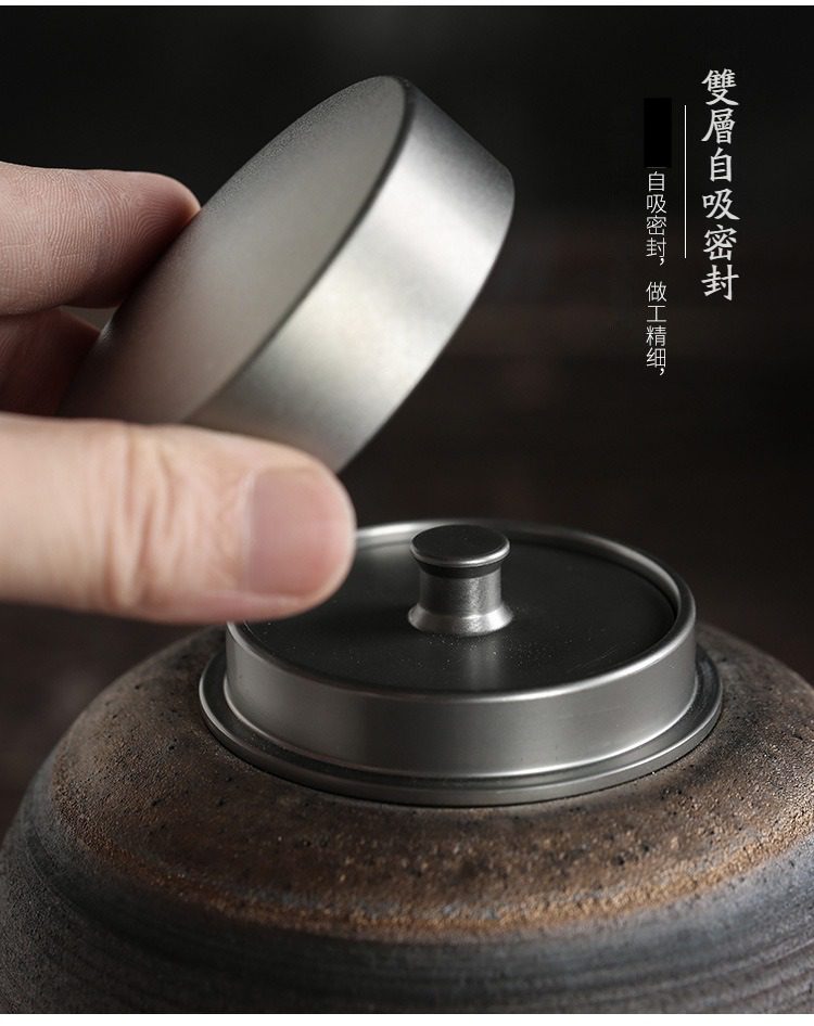 古早燒錫蓋鎏金茶葉罐，南山居精緻手工粗陶茶葉罐，金屬雙層自吸密封蓋設計，極致鎖鮮，質感細膩，完美襯托茶葉原香。