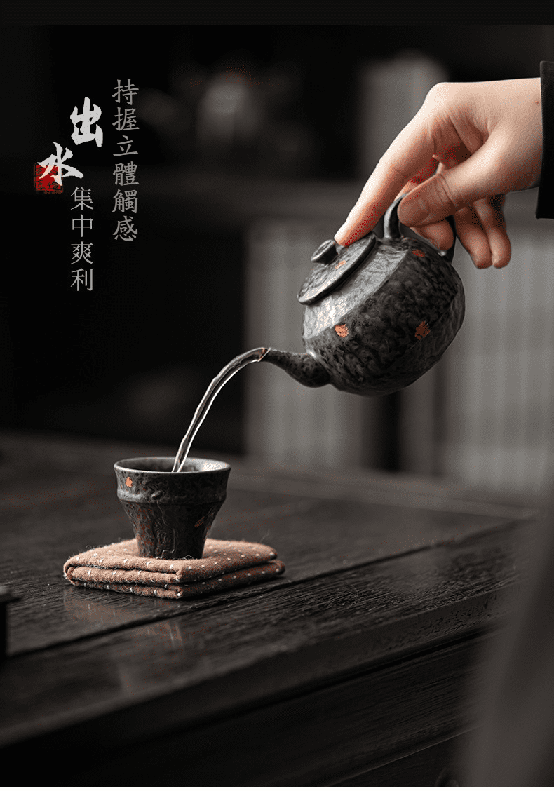 空寂老岩泥流年茶壺，南山居手工柴燒質感茶壺，壺身肌理豐富獨特，出水集中爽利，展現極致禪意美學。