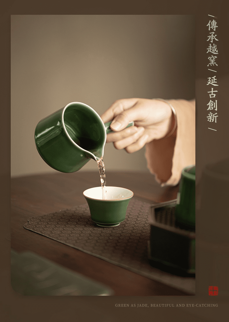 青璃釉無由公道杯,南山居越窯青瓷茶具,釉色如玉翠綠清透,茶人正輕持公道杯緩緩注入茶杯中。