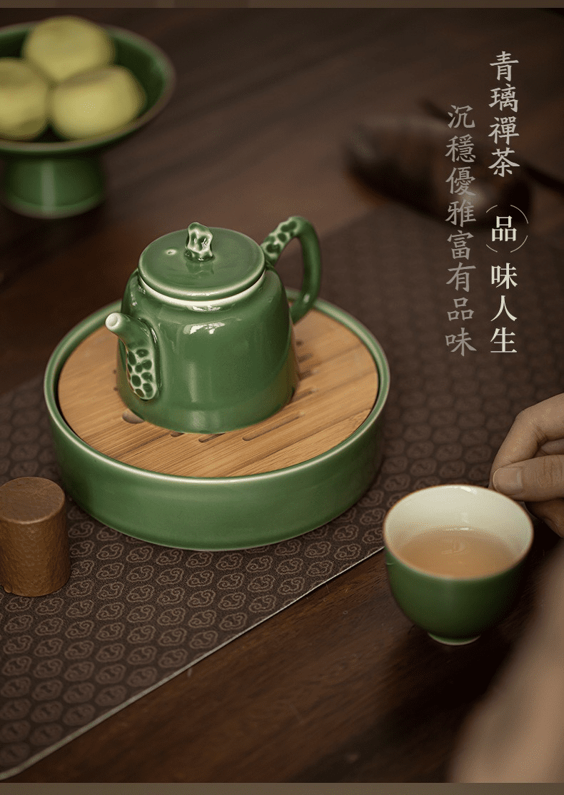 青璃釉枯石手執茶壺，南山居青瓷禪意茶具組，細膩釉色搭配竹製茶盤，展現優雅寧靜的品茗美學。