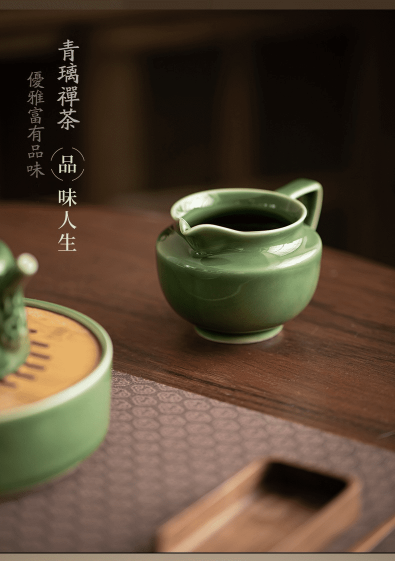 青璃釉雅意公道杯,南山居青瓷公道杯,色澤如翡翠般溫潤瑩透,器型簡約優雅,是茶席間不可或缺的品茗茶具。