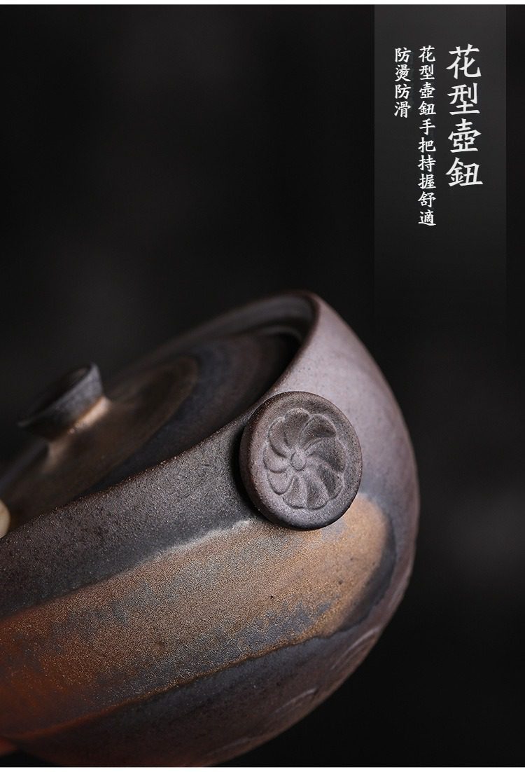 古早燒荷韻鎏金快客杯，南山居手工紫砂壺，壺身質感沉穩內斂，精緻花型壺鈕設計，呈現古樸典雅的茶道美學。