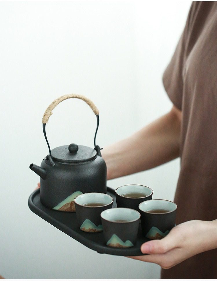 黑陶行雲提樑壺乾泡茶盤茶具組，南山居日式粗陶手提壺茶具組，壺身與茶杯皆繪有青綠山水紋飾，質感古樸自然。