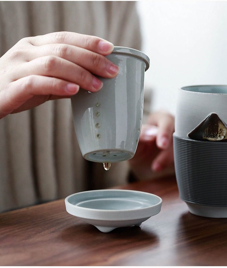 黑陶遠山辦公馬克杯，南山居日式青瓷過濾茶杯，簡約禪意設計，細膩濾孔設計讓茶湯分離更顯優雅從容。