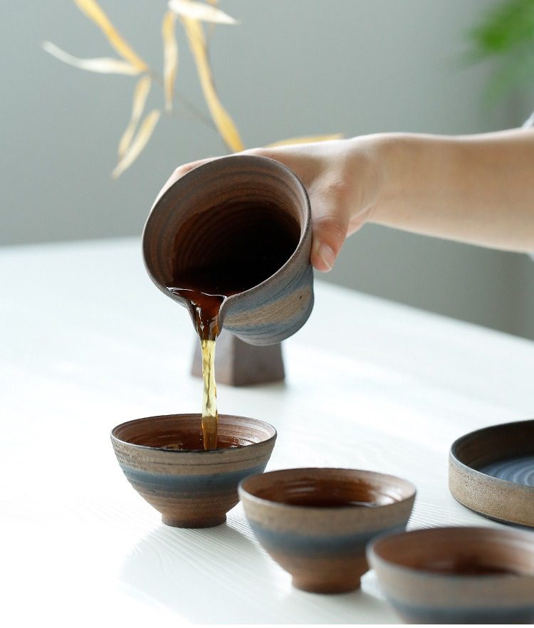 古早燒粗陶品茗杯，南山居手工粗陶茶海，質感古樸自然，倒茶過程茶湯清澈，展現深厚禪意茶道美學。