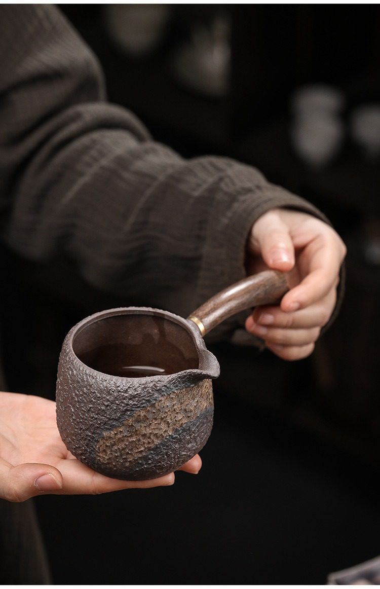 古早燒黑檀側把公道杯，南山居粗陶茶海，肌理感強烈，搭配質感原木手柄，呈現古樸典雅的茶道美學。