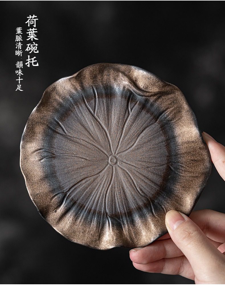 古早燒銀梅蓋碗，南山居手工陶製荷葉碗托，葉脈紋理清晰自然，古樸釉色展現深厚茶道美學質感。