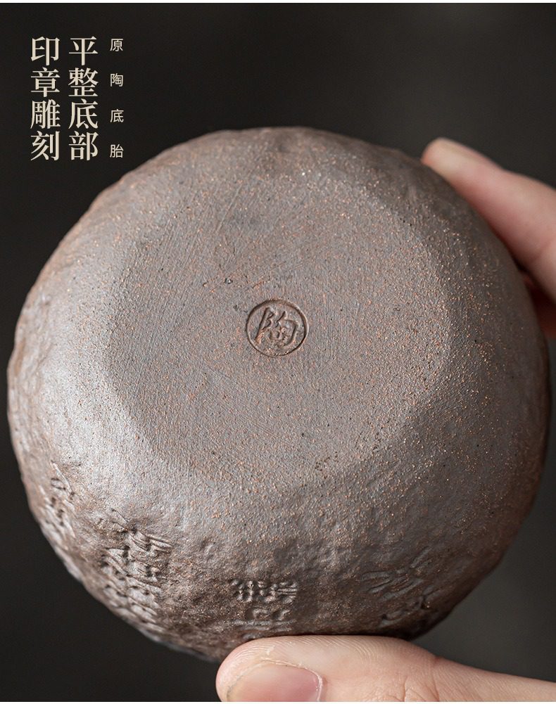 古早燒觀自在主人杯，南山居原礦紫砂茶杯底部，砂質細膩平整，手工鐫刻陶字印章，盡顯古樸雅緻禪意。
