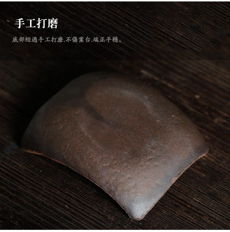 古早燒粗陶瓦狀杯墊，南山居手工打磨紫砂茶具底座，陶質細膩沉穩，底部平整不傷案台，呈現古樸禪意美學。