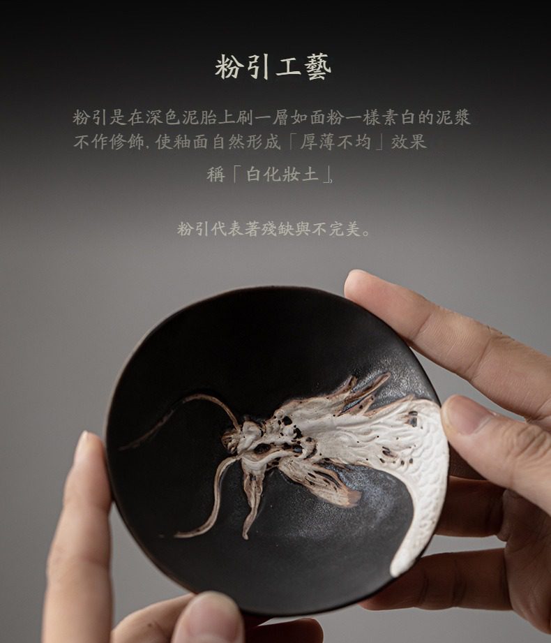 侘寂風祥龍祥雲品茗杯，南山居粉引工藝茶杯，深色陶胎結合白化妝土呈現龍形紋理，具備獨特禪意美學的手工品茗杯。