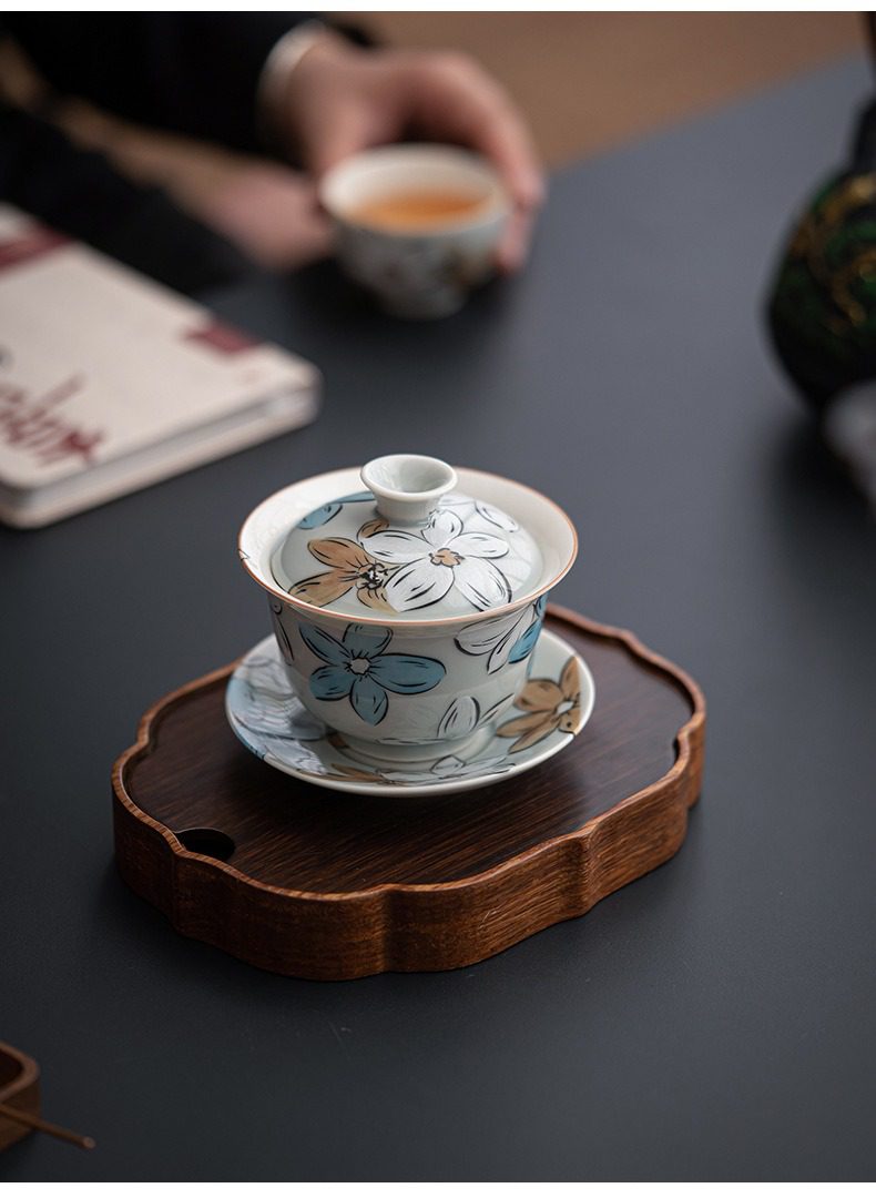 漫花圓融蓋碗，南山居手繪花卉蓋碗茶具，青花淡彩瓷質細膩，展現清新禪意與東方美學生活空間。
