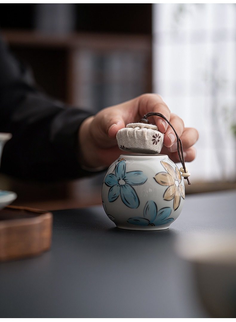 漫花小圓茶葉罐,南山居手繪花卉陶瓷茶葉罐,釉面溫潤細膩,配有精緻麻布罐蓋與古樸繫繩,展現雅緻禪意。