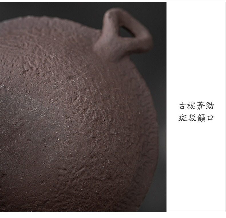 古早燒鎏金烤茶爐，南山居手工老岩泥茶壺，壺身呈現獨特斑駁紋理，散發古樸蒼勁的沉穩氣息。