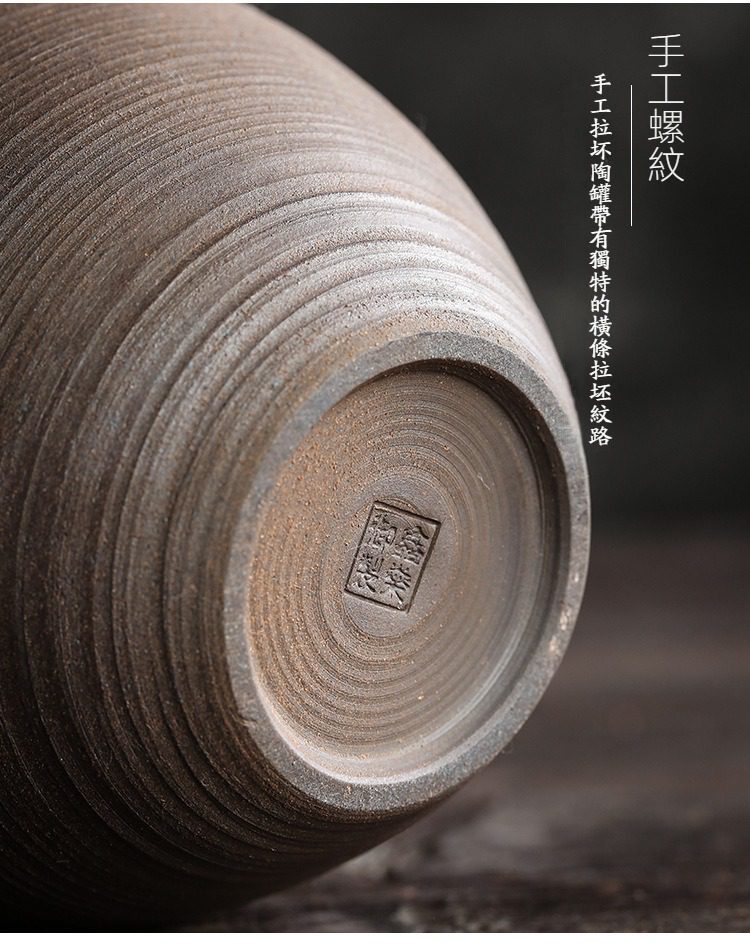 古早燒錫蓋鎏金茶葉罐，南山居手工拉胚螺紋陶罐，粗獷陶土質地展現原始禪意，罐底細膩螺旋紋路刻畫匠人手藝。