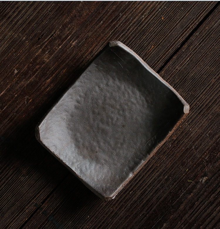 古早燒粗陶瓦狀杯墊，南山居手工粗陶茶點盤，質感古樸自然，黑色肌理表面呈現深沉禪意，是品茗休憩的雅緻選物。