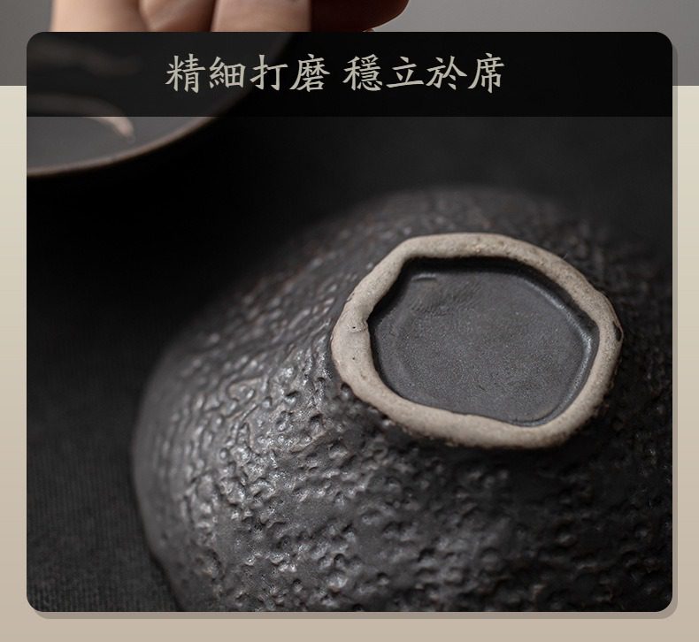侘寂風祥龍祥雲品茗杯，南山居手工粗陶茶盞，底部經過精細打磨工藝，呈現沉穩黑色岩石質感，展現粗獷質樸的東方美學。